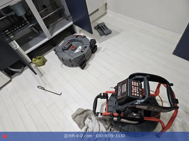욕실 앞 바닥에 펼쳐 둔 내시경 릴과 스프링 장비