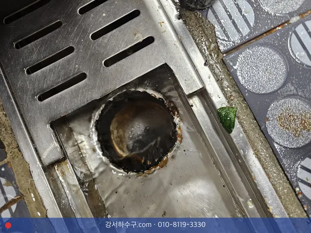 스테인리스 트렌치 배수구 안에 낀 기름때