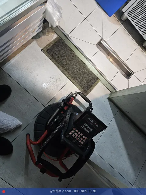 주방 바닥 트렌치 옆에 세운 내시경 장비